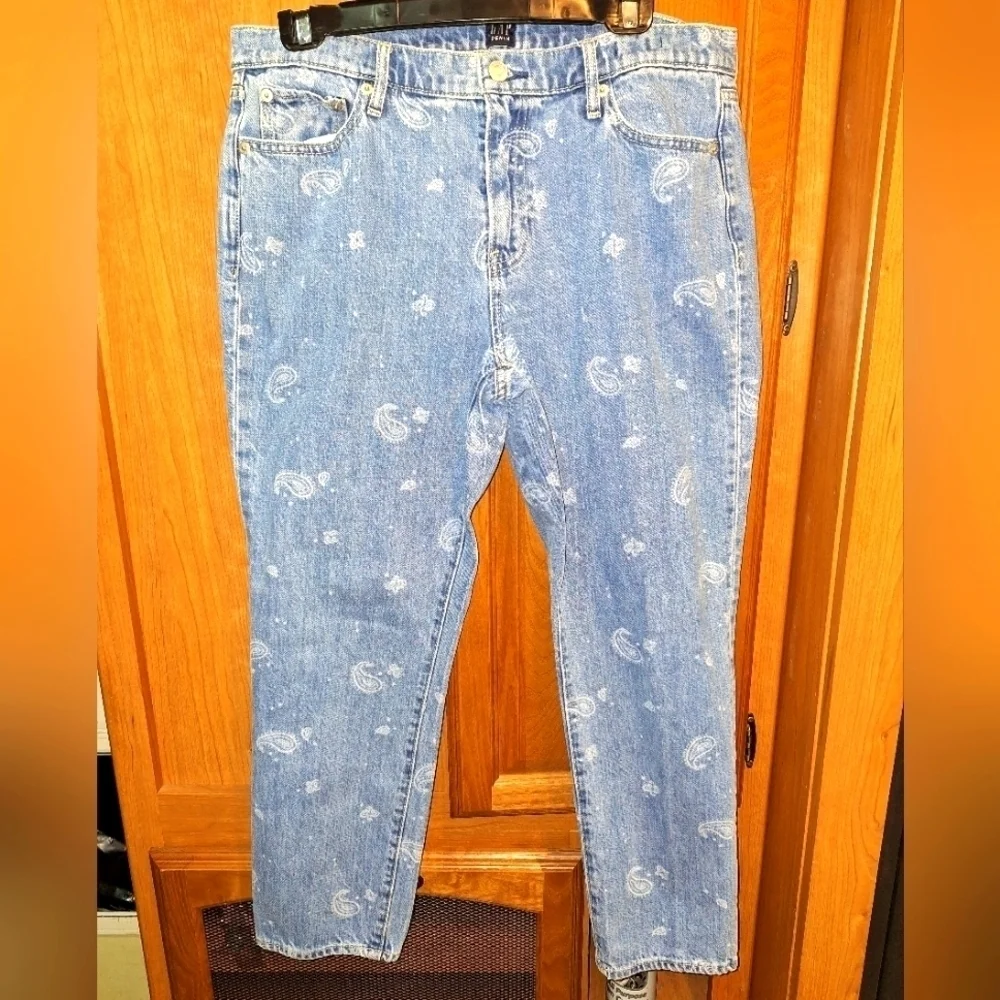A pair of Gap Best Girlfriend jeans In a ladies 17 waist x 25 inseam. Paisley